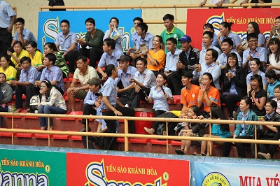 C&aacute;c cổ động vi&ecirc;n cổ vũ nhiệt t&igrave;nh cho c&aacute;c trận thi đấu b&oacute;ng đ&aacute; tại hội thao.